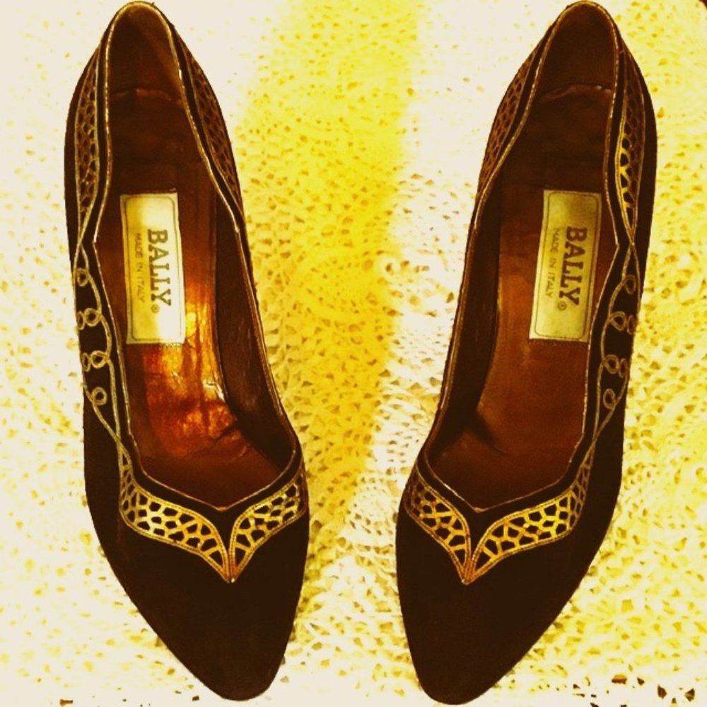 Bally Sleek & Sexy Vintage 80s Black Suede Pumps w/Chic Metallic Gold Embroidery